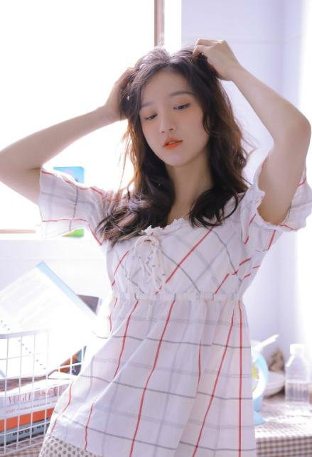 2019年，对民警说“你完了”，被拘留并解约的刘露，今现状唏嘘（女艺人刘露现状）