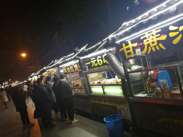 开封小吃街-让人口水流一地的河南开封小吃街，晚上很热闹