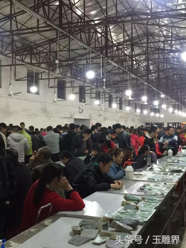广东四会翡翠加工市场(广东四会翡翠夜市如菜市，但每个地摊都过百万！)