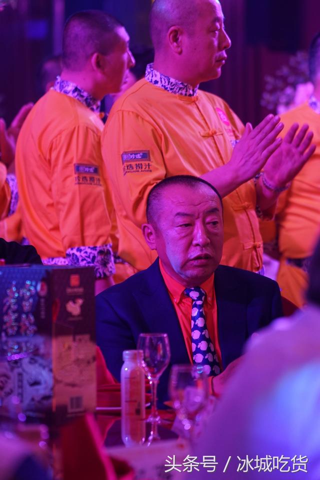 马哈烟(世烹联名厨委主席“大董”飞抵哈尔滨见证高峰大师从厨四十载收徒)