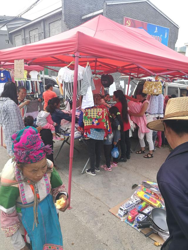 批发童装五元(五元，五元，就是五元 农村大集，见到一个卖童装的，样样五元)