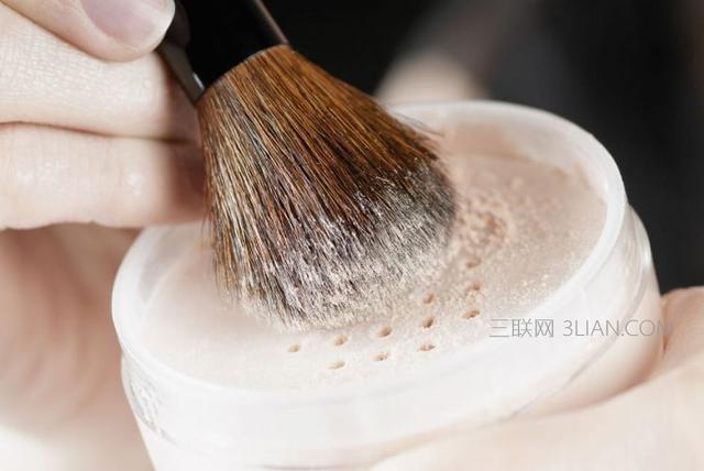 散粉怎么用具体步骤(化妆必学小知识，散粉怎么用！)