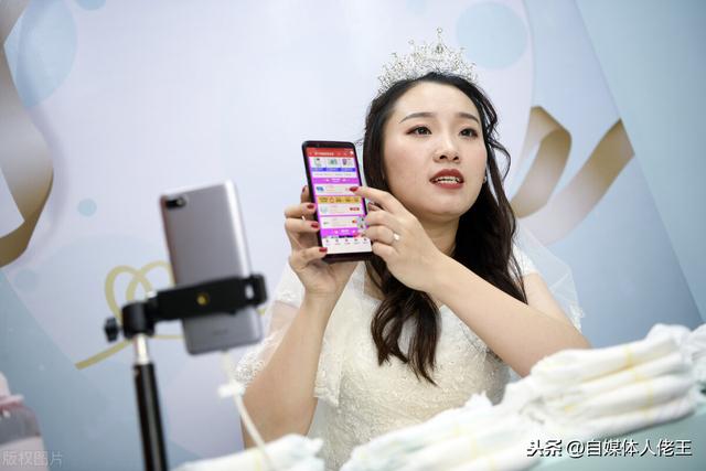 抖音怎么点赞直播(如何让抖音直播间迅速破1000人？我总结了7种有效玩法｜速看)