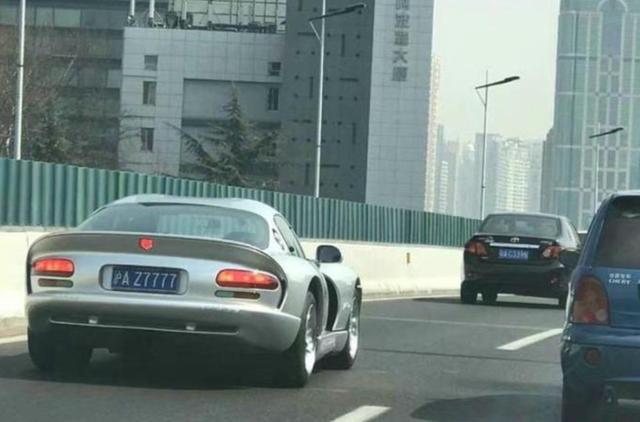 蝰蛇跑车多少钱(上海偶遇1996款道奇蝰蛇，当年能换上海5套房，如今开着嫌他丑)