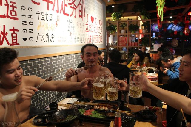 烧烤的利润大约是多少钱(开烧烤店，半年就赚了60万，但这生意大多数人都做不了)