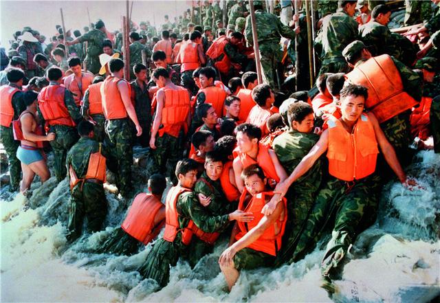抗洪救灾英雄事迹1998年(百年瞬间｜1998年抗洪救灾)