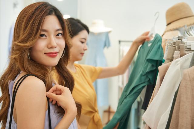 服装销售业绩提成方案(江西美女开服装店，衣服只卖1块钱，反倒月入20万，学学她的套路)
