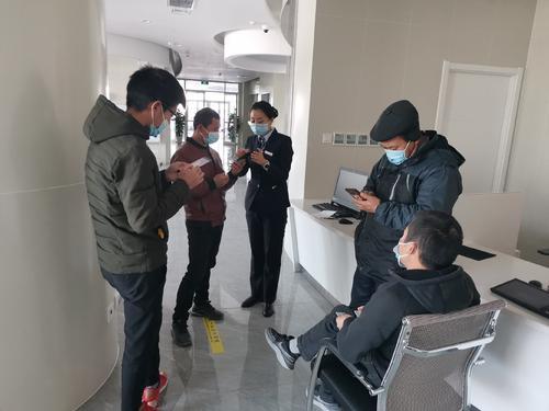 银行卡怎样转钱到微信红包(玩转手机银行，支付宝，微信，让资金动起来)