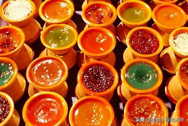 女生摆地摊卖什么最火小吃(90后妹子摆摊卖“五彩小吃”，2元一个从不涨价，顾客排着队买)