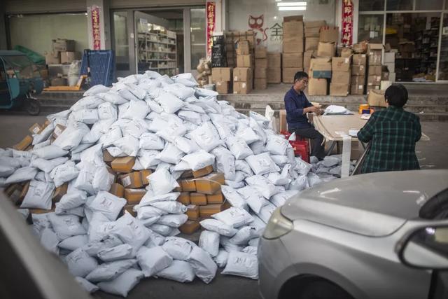 快递怎么收费的多少钱一公斤(双11前快递集体涨价，每单涨3毛，但“价格战”短时间不会熄火)