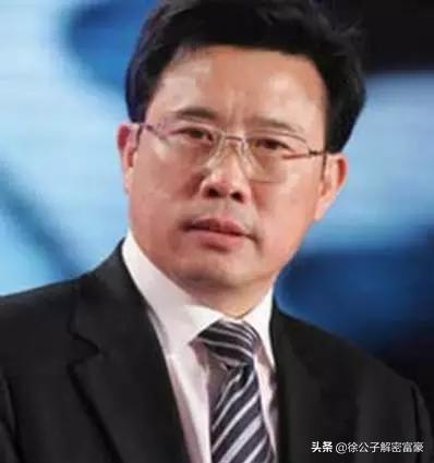 创业成功人士的励志故事简短(经历3次创业失败，靠集资翻身，后来成为首富，他的故事够励志)