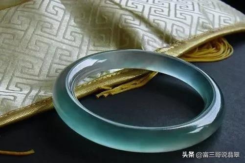 龙石种翡翠(到底哪种翡翠玉器才能被称为龙石种，一般人见都没有见过)