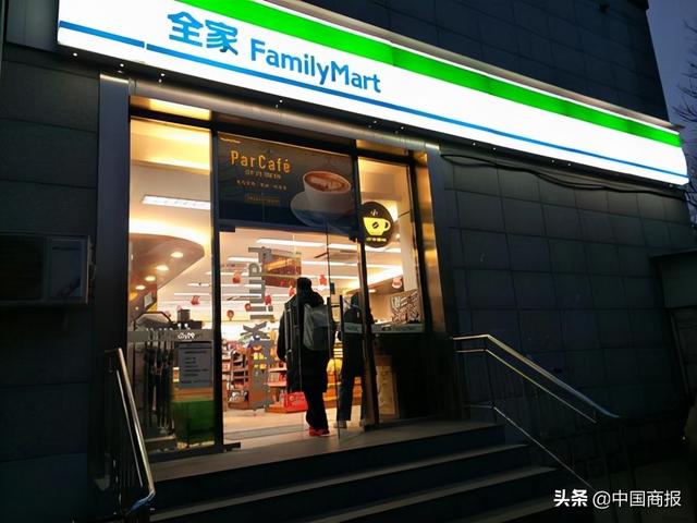 全家便利店可以加盟吗(超时售卖烤肠引纷争，全家便利到底怎么了)