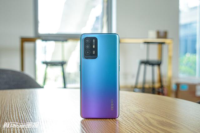 oppo怎么把手机字体变大(OPPO A95评测：幻彩流光设计，轻薄动人)