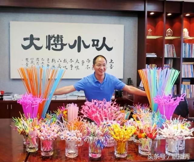 小商品市场卖什么最赚钱(小商品也能有大生意！靠一根小吸管8毫钱的利润，年收入过亿元！)