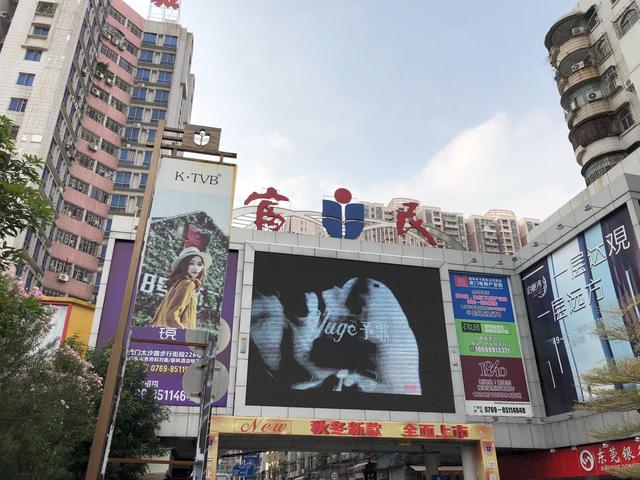 哪里有服装批发市场(东莞：虎门最大的服装批发市场，富民时装城，销往世界各地)