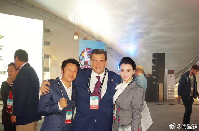 冉莹颖微博新浪微博(33岁冉莹颖罕见素颜出镜，唇部显憔悴，但眼睛水汪汪的，太抢镜了)