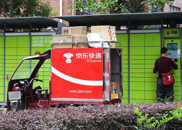 成都快递员一个月工资多少(京东快递小哥人均月薪1.1万元，盒马推“四川冷锅串串风味”月饼)