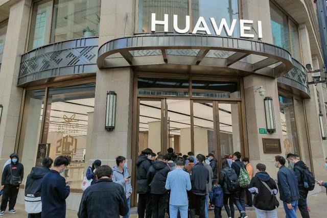 京东手机必购码(“围猎”华为最贵手机：员工称自己都抢不到)
