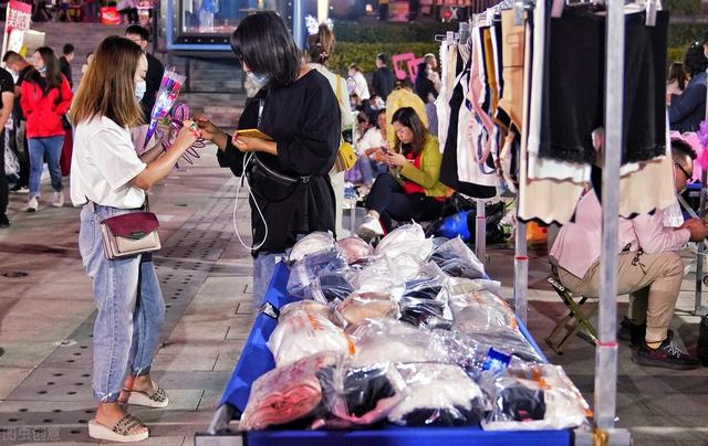 适合一个女人做的小本生意闲暇时间(江苏女人摆地摊，靠卖丝袜半年赚了60万，告诉你做小生意的套路)
