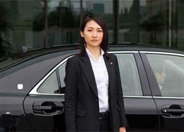 日本宅男购物被少女萌死(安倍贴身女保镖，日本宅男人气女神，拔枪杀人0.2秒，曾以一敌十)
