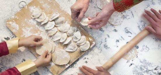 58同城网招聘找工作兼职工作包饺子工(包好的饺子直接放冰箱？重庆大厨教你这样做，饺子不破皮不粘连)