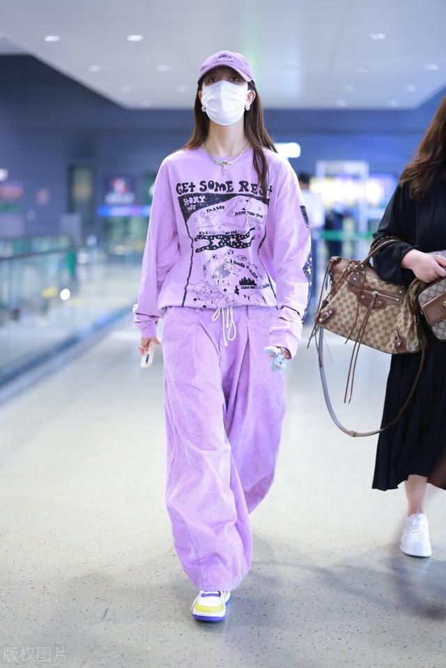 紫色卫衣搭配什么裤子好看女图片学生(宋妍霏穿紫色印花卫衣搭配紫色阔腿裤，戴紫色棒球帽时髦有范儿)