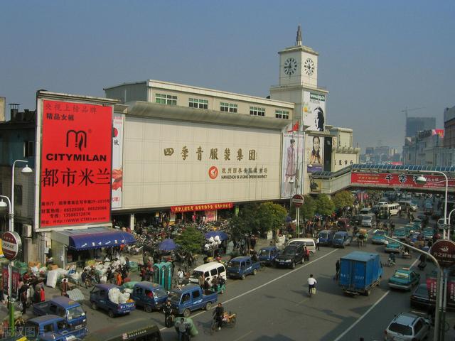 好看又便宜的服装批发市场在哪里(号称“中国服装第一街”，里面都是俊男靓女，网友却说不敢进)