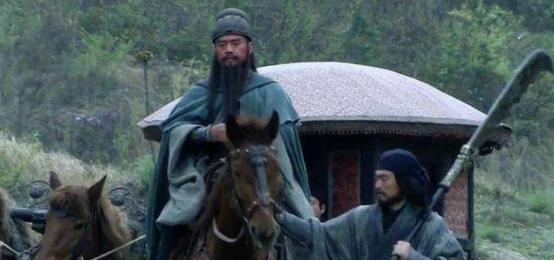 关平周仓在关公左右位置(关羽败走麦城，为何只带了关平，没有选择周仓？)
