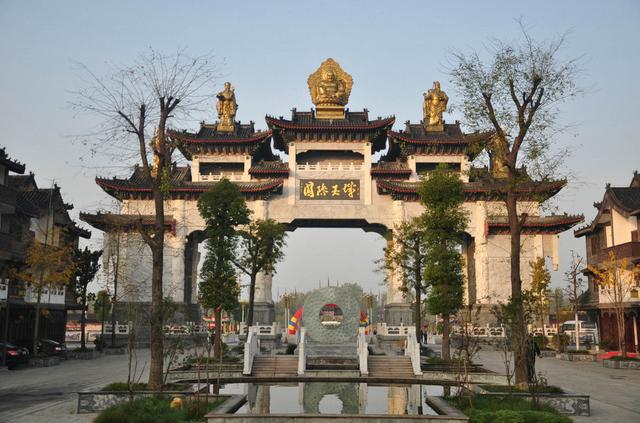 南阳镇平县玉石批发市场(河南被遗忘的人造景区，耗资10亿，还是全球最大的玉石交易市场)