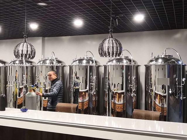 自酿啤酒设备为什么找大帝科技内部价格(啤酒设备价格多少？先从型号和产量入手)