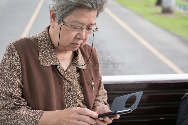 手机字体大小怎么调到哪里找(我教长辈用手机（一）：手机字体太小，怎样才能变大)