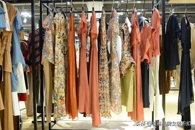 品牌女装厂家货源(品牌折扣女装如何寻找厂家货源？)