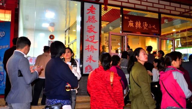 女生开个小店卖什么好(东北女人开麻辣烫店，一年狂赚97万，一定有套路，生意人可以学学)