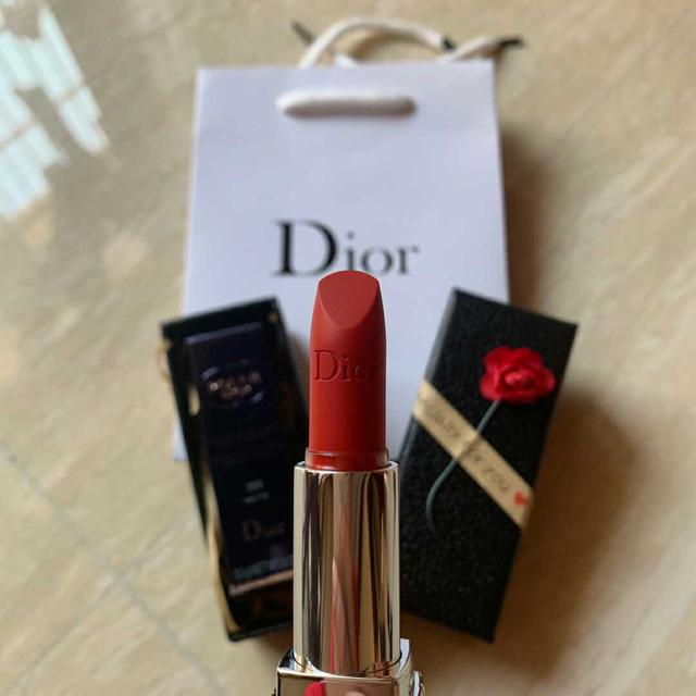 dior999口红真假鉴定底部标识(大师级别帮忙鉴定迪奥999口红真假)