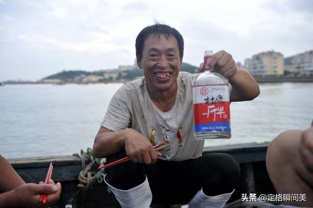 出海打鱼一年能挣多少钱(最高月薪2万起，实拍丰收季青岛渔民生活，多数人扛不住七天跑路)