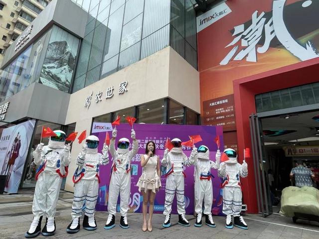 欧韩时尚女装品牌有哪些(大融汇国庆大动作，惠购节带你窥见全球秋冬流行元素)