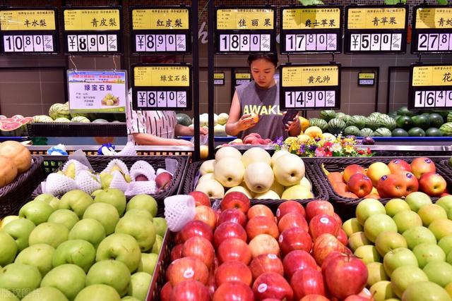 开店卖水果赚钱吗(负债大姐开水果店，利用一元钱一斤的水果，年赚60万，方法易学习)