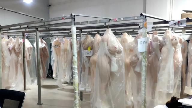 成人用品体验店体验充气娃娃(探秘东莞小镇情趣产业，上万一个的娃娃形似真人)