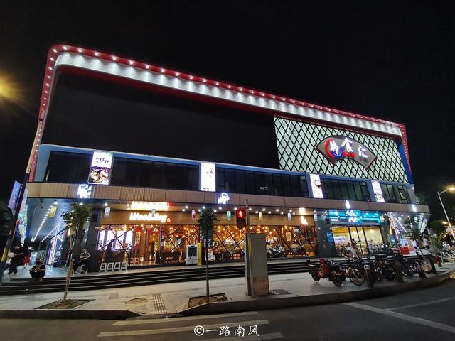 广州韩版女装批发市场(广州有条“韩国街”，遍布韩式商店和韩文，人气并不是很旺)