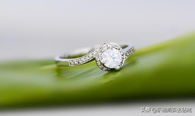 18k好还是铂金的好(铂金和18K金哪个更有优势？婚戒选哪种材质美观大气？)