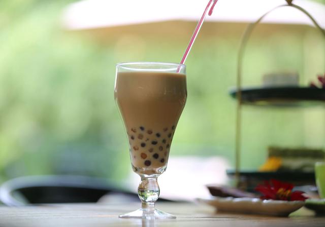 加盟新零售靠谱吗(奶茶加盟生意有多坑？有人两年亏了60万，快招公司屡屡翻车)
