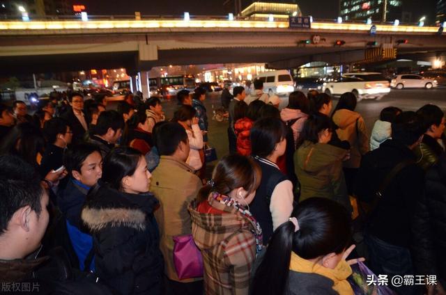 上班族做什么副业赚钱呢(你真的不能再穷下去了：4个下班后赚钱的好方法，在家就能做副业)