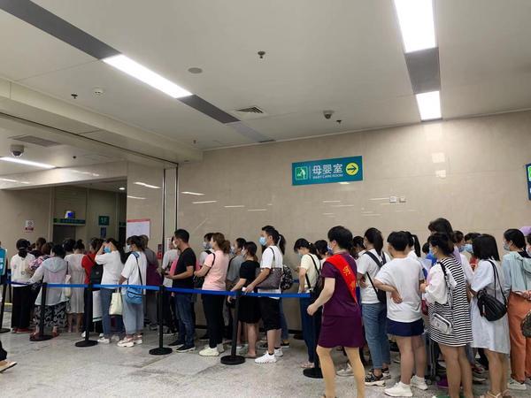 郑州大学第一附属医院挂号流程(郑大一附院河医院区今日开诊！早上七点，挂号窗口前就排起了长队)