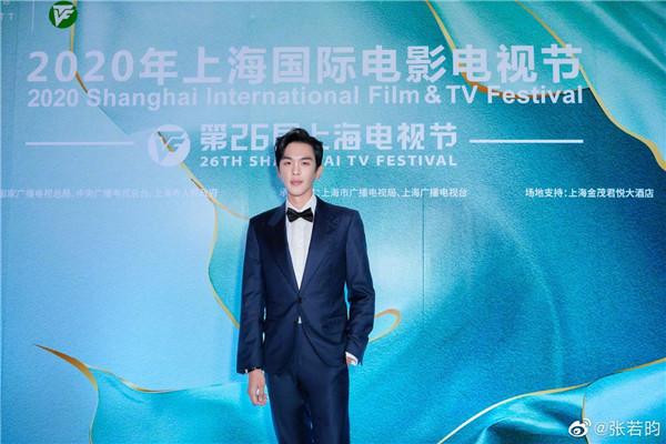 腰围一尺九的是大概多少厘米(张若昀晒腰围照，只有一尺九？网友调侃和雷佳音老师头围差不多)