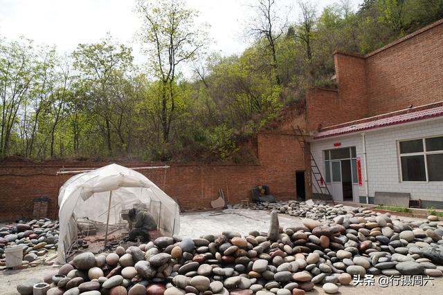 致富机械500种图(山西农民把6吨大鹅卵石往山里运，足不出户年赚20多万，啥营生)