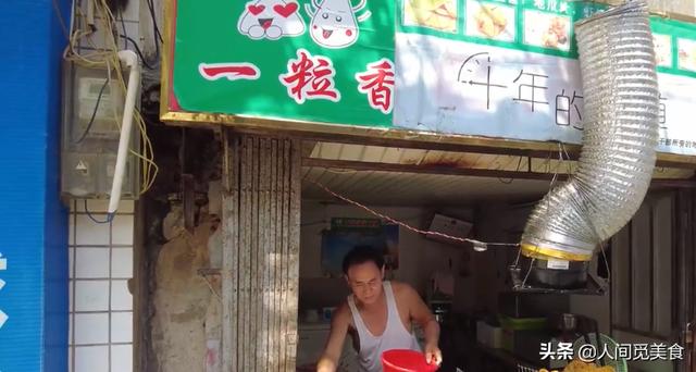 海口做小吃赚钱吗(海口大叔炸虾饼20年，4元一张给4只大虾，现炸现吃一天收入800元)
