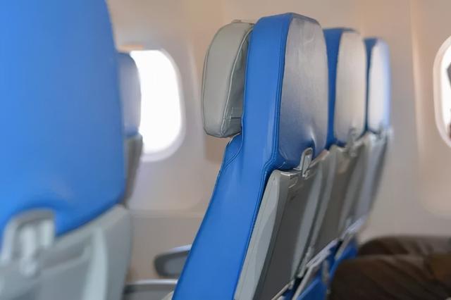 飞机如何选座位两人挨着(坐飞机2人如何包下“一整排座位”？旅游专家曝3秘诀)