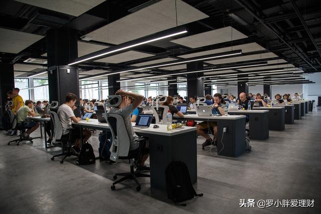 工资不高但清闲的工作走还是留(月薪过万但加班加点，月薪5000工作清闲，选哪个？)