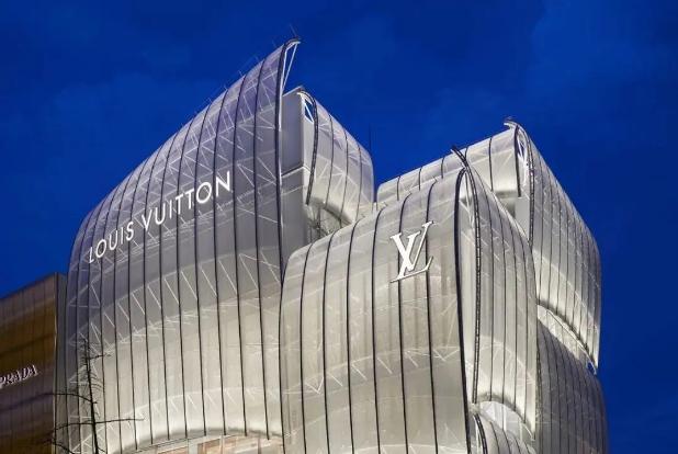 路易威登价格定位(奢侈品牌LV，天价依然有人买，为啥它的营销在中国尤其有效？)
